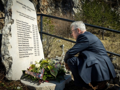 Američki veleposlanik u Sarajevu: Istina je da su ratne zločine činili i pripadnici Armije BiH