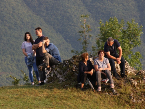 FOTO: Održana 10. kulturna večer na brdu Gračac u Podboru