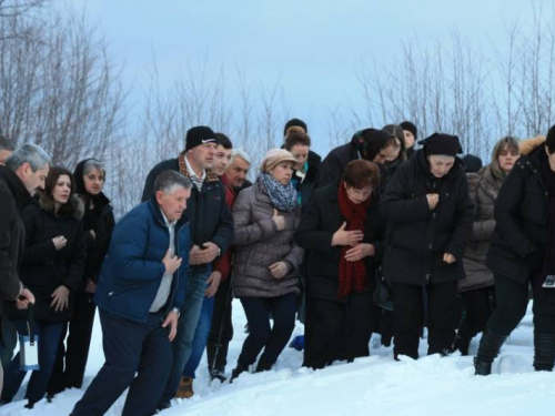 FOTO: Vlč. Ivan Karača predvodio Križni put na Uzdolu