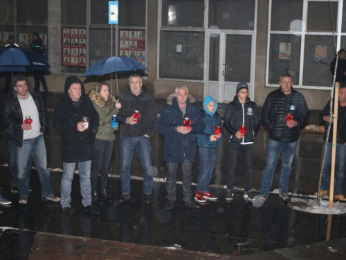 FOTO: U Prozoru zapaljene svijeće za tragično preminulog generala Slobodana Praljka