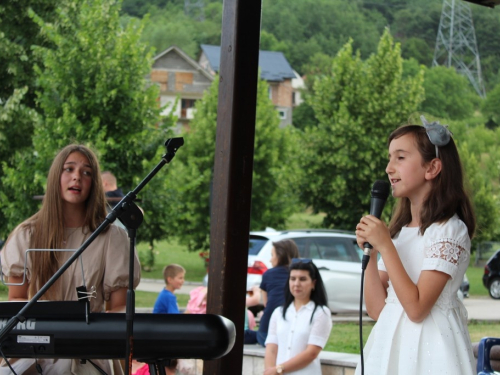 FOTO: 16. festival duhovne glazbe ''Djeca pjevaju Isusu'' u župi Prozor