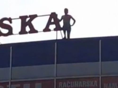 Migrant se popeo na krov trgovine i prijetio da će skočiti