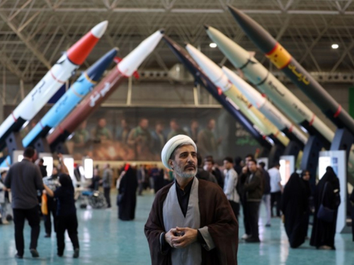 Još nitko nije vidio vrhovnog vođu Irana u javnosti. Tko vodi ratnu strategiju?