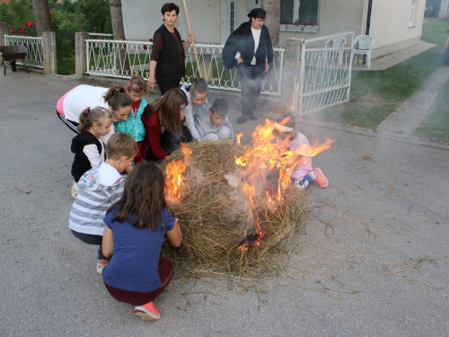 FOTO: Paljenjem svitnjaka Rama dočekuje sv. Ivu