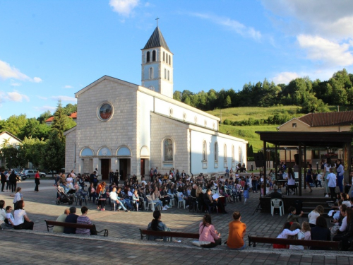 FOTO: U Prozoru održan dječji festival 'Djeca pjevaju Isusu'