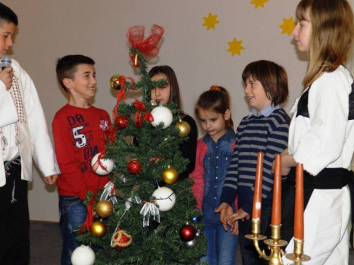 FOTO: Božićna priredba OŠ fra Jeronima Vladića Ripci