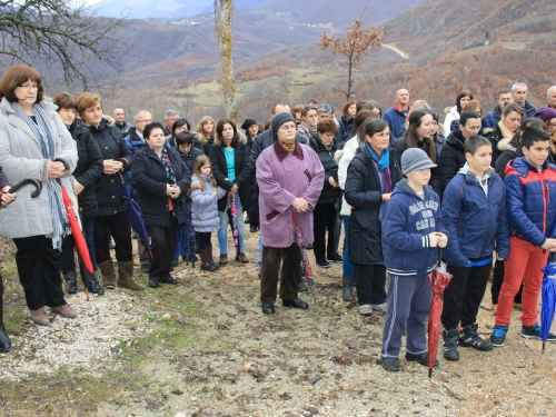 FOTO: Vlč. Ljubo Zadrić predvodio križni put na Uzdolu