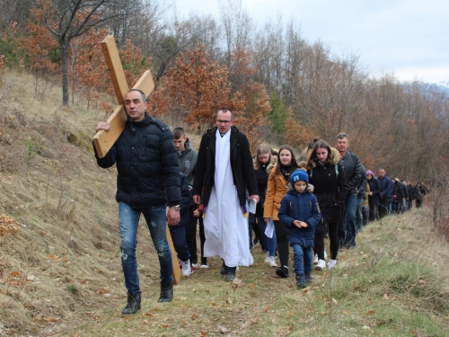 FOTO: Put križa na petu korizmenu nedjelju u župi Uzdol