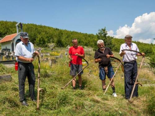 Mirko ni u devetom desetljeću ne ispušta kosu iz ruku