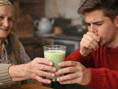Domaći napitak protiv kašlja djeluje nakon 2 gutljaja
