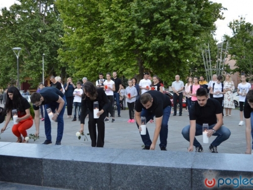 Hrvatski mladi aktivisti u Mostaru položili svijeće za ubijenu vitešku djecu