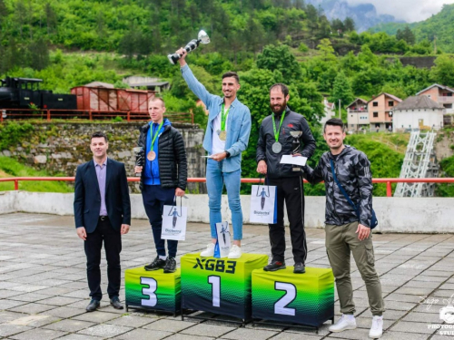 FOTO: ''Rama u srcu'' osvojila prvo i drugo mjesto u muškoj štafeti polumaratona u Jablanici