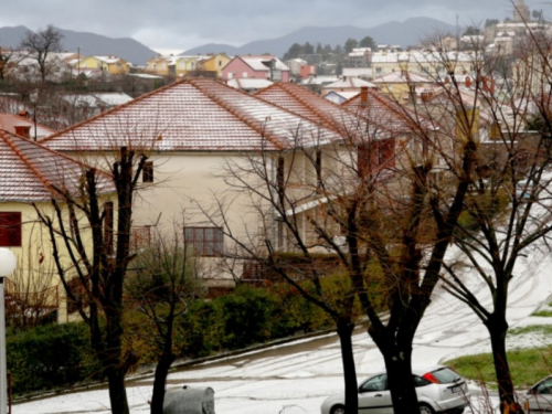 Olujno nevrijeme: Dok svi čekaju snijeg, Trebinje jutros pogodio grad!