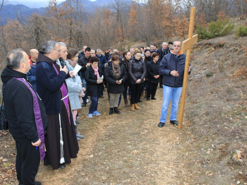 FOTO: Fra Andrija Jozić predvodio križni put na Uzdolu