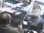 VIDEO Neustrašivi vlasnik istjerao lopova iz draguljarnice: Pljačkaš na njega nožem, a on uzvratio metlom!