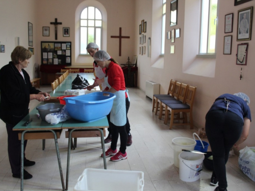 FOTO| Mladi iz Župe Prozor prikupljali hranu za socijalno ugrožene obitelji