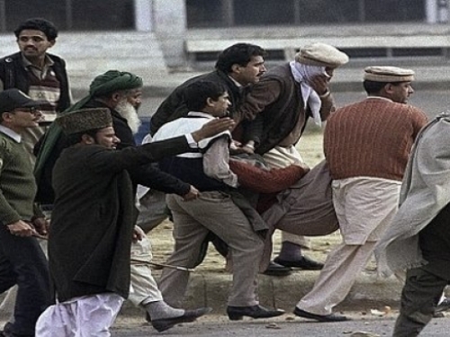 Sukobi u Pakistanu nakon napada na Imrana Khana