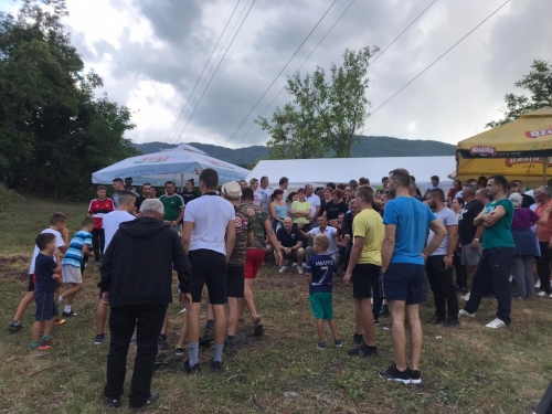 FOTO: Na susretu Vladića u Gračacu okupilo se više od 100 ljudi