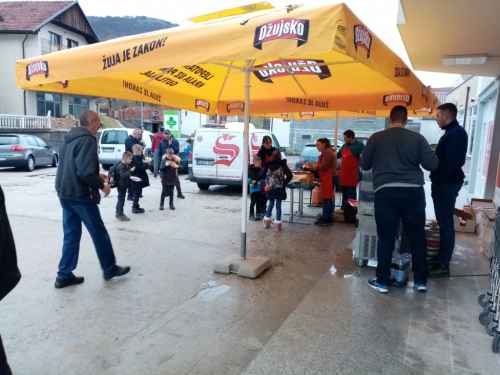 FOTO: U Prozoru otvoren Bakovićev 13. Market