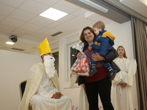 FOTO: Sv. Nikola razveselio mališane u Rumbocima