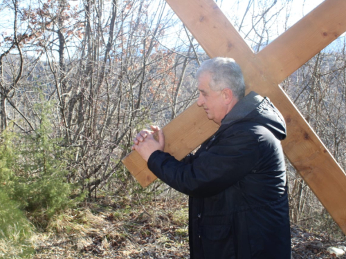 FOTO: Pobožnost križnog puta u župi Uzdol