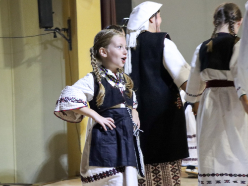 FOTO: Večer folklora u Domu kulture: Susret tradicije, glazbe i zajedništva
