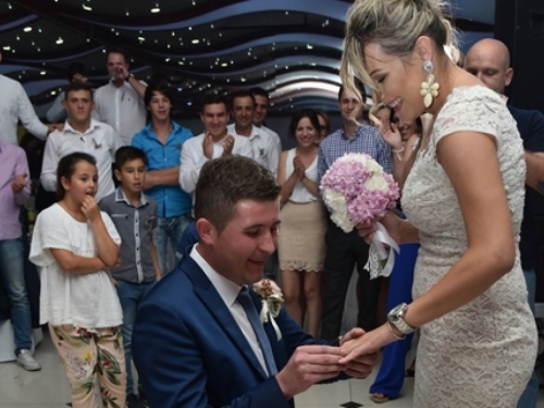 VIDEO: Na svadbenoj zabavi kum na originalan način zaprosio djevojku