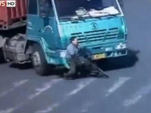 VIDEO: Pregazio ga kamion a on neozlijeđen!