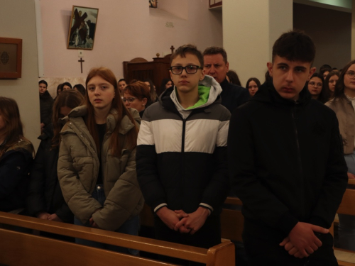 FOTO: Križni put mladih Fojničkog arhiđakonata u župi Rama-Šćit