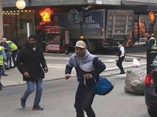 Kamionom se zaletio u masu ljudi u Stockholmu, najmanje troje mrtvih