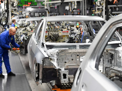 Njemačka automobilska industrija tone u krizu – novi rekordni pad!