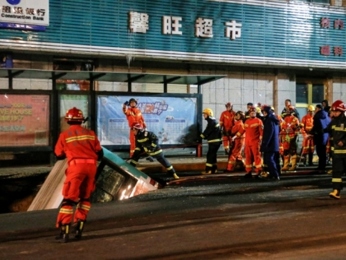 U Kini se otvorila ogromna rupa na cesti: Progutala autobus, 6 mrtvih