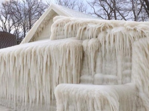 Nevjerojatan prizor: Kuća na obali jezera Ontario u potpunosti zaleđena