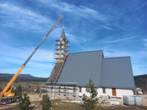 Postavljanje zvona i kupole na crkvi na Risovcu