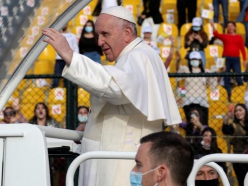 Papa Franjo razmatra posjetu Kijevu i prvi put kritizirao Putina