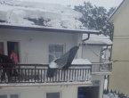 Tomislavgrad: Snijeg srušio dimnjak i oštetio dio krovišta obiteljske kuće