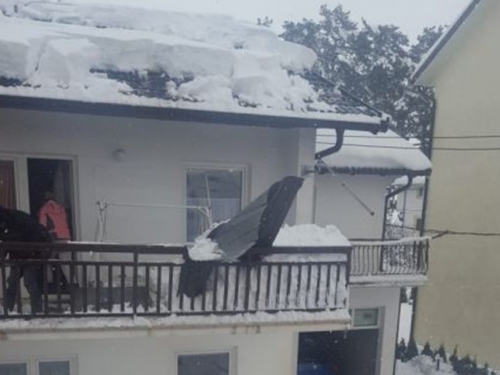 Tomislavgrad: Snijeg srušio dimnjak i oštetio dio krovišta obiteljske kuće