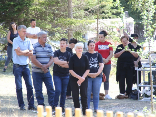 FOTO: Na Vranu služena sv. misa za poginule duvandžije