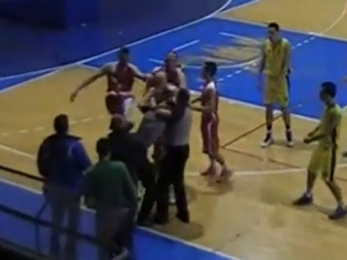 Košarkaši u Srbiji mlatili suca