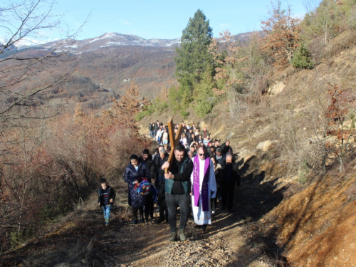 FOTO: Pobožnost križnog puta u župi Uzdol
