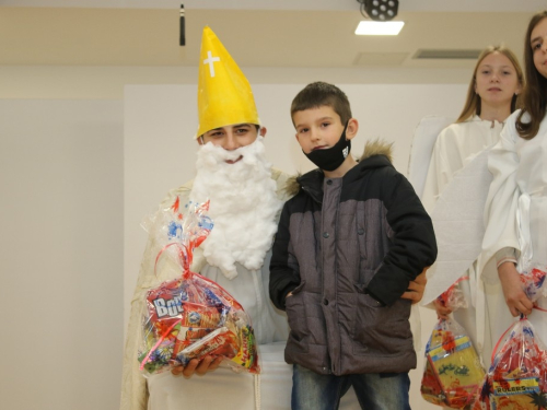 FOTO: Sv. Nikola razveselio mališane u Rumbocima