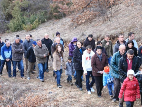 FOTO: Vlč. mr. Pero Brajko predvodio Križni put na Uzdolu