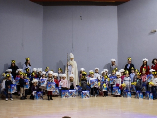 Sv. Nikola darivao djecu iz vrtića „Ciciban“