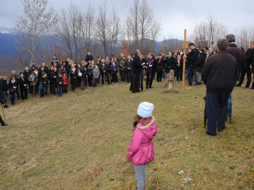 FOTO: Fra Andrija Jozić predvodio križni put na Uzdolu