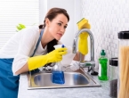 Dobri, stari način za čišćenje kuhinjskog sudopera