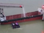 Teretni brod u Kini se zabio u most. U rijeku propali auti, autobus