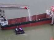 Teretni brod u Kini se zabio u most. U rijeku propali auti, autobus