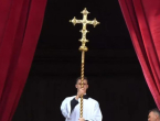 Ante Čuić, bogoslov iz Tomislavgrada nosio križ u procesiji za Urbi et Orbi
