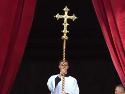 Ante Čuić, bogoslov iz Tomislavgrada nosio križ u procesiji za Urbi et Orbi
