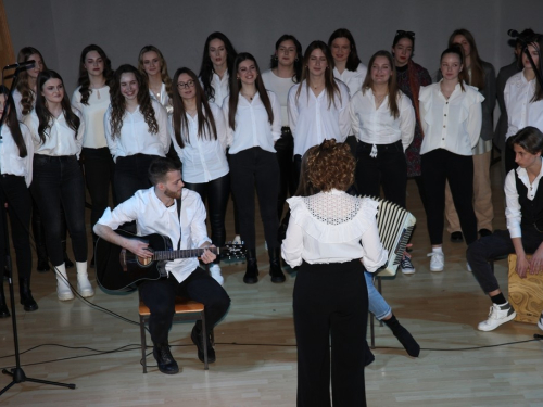 FOTO: Srednjoškolska priredba povodom Valentinova